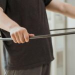 Gros plan d'un homme utilisant un cerceau à l'intérieur pour la forme physique et le bien-être.