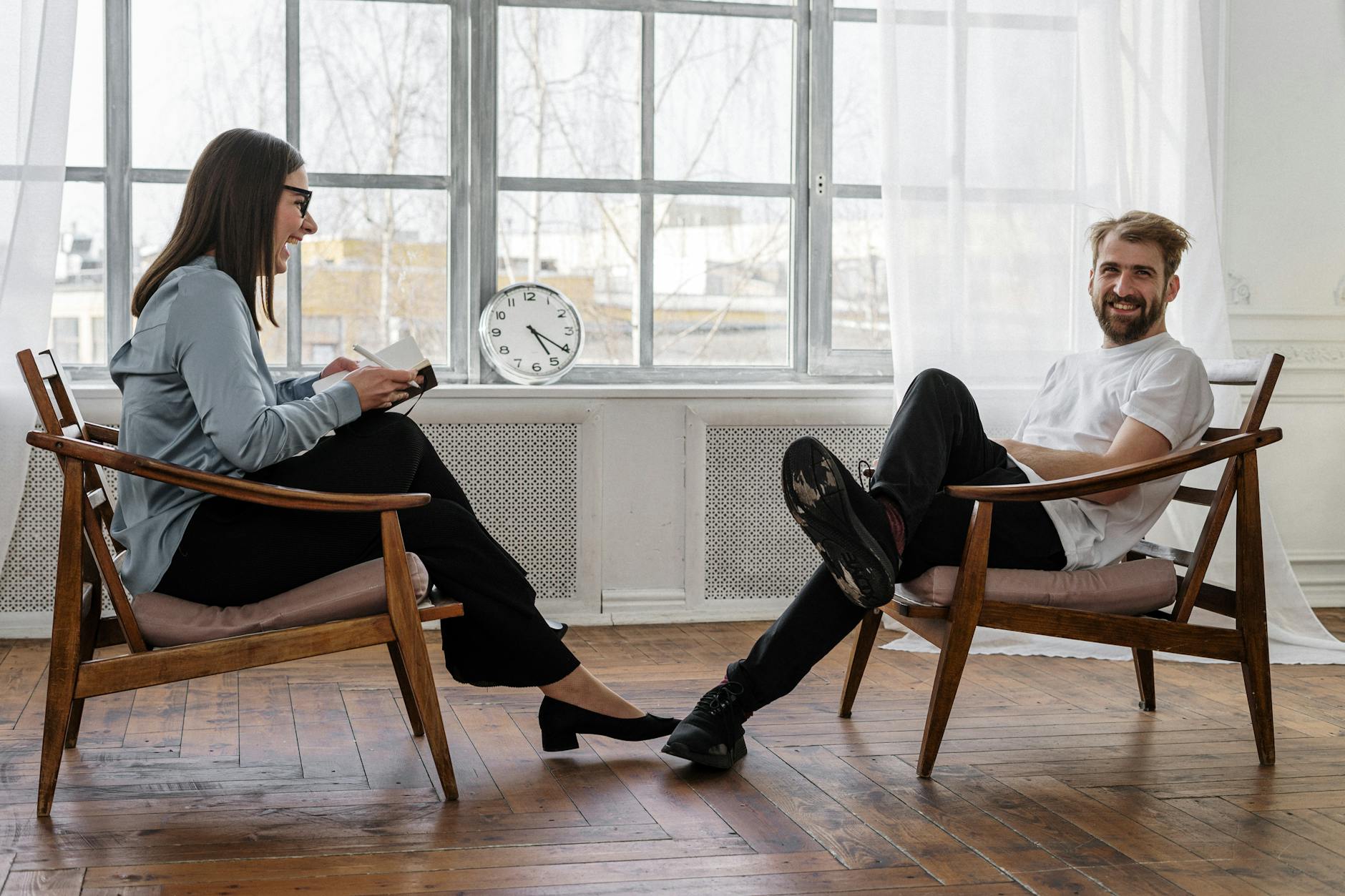 Conseiller et client lors d'une séance de thérapie positive dans une pièce bien éclairée.