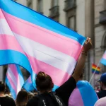 Drapeaux transgenres : histoire, couleurs et rôle dans la visibilité without any text